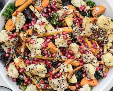 Grünkohl-Salat mit geröstetem Gemüse und Tahin-Dressing