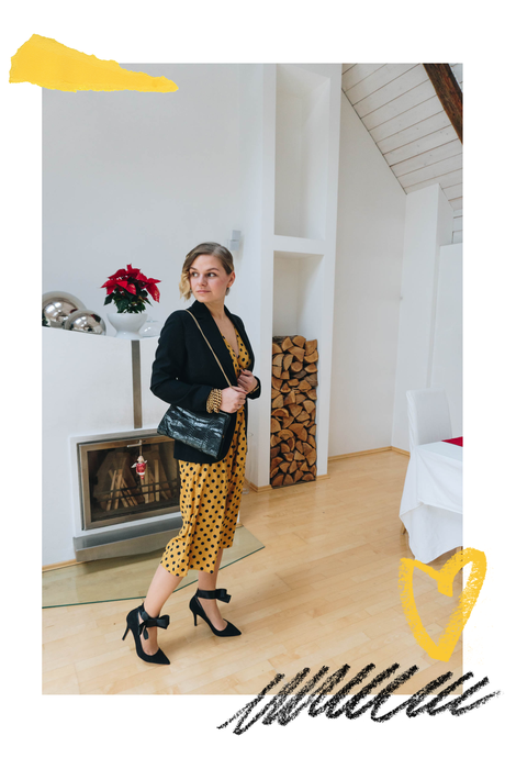 #Silvester-Outfit in gepunktetem Jumpsuit von PrettyLittleThing, DIY-Maschen-Heels, Moschino Blazer und vintage Schlangenleder-Tasche