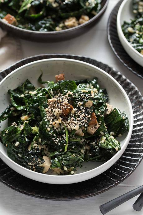 Schwarzkohl-Salat asiatische Art mit Reis und Tofu