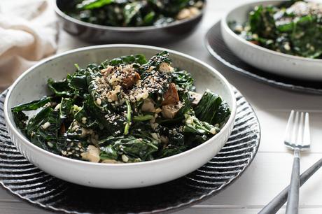 Schwarzkohl-Salat asiatische Art mit Reis und Tofu