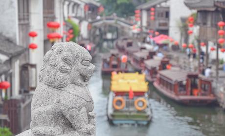 China für Anfänger Blick von Steinbrücke mit Drachenstatue auf den Fluss