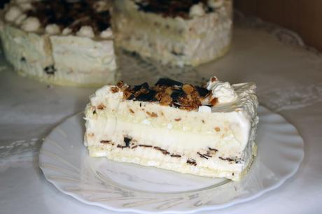 Eistorte mit Baiser und Schokoladenraspeln