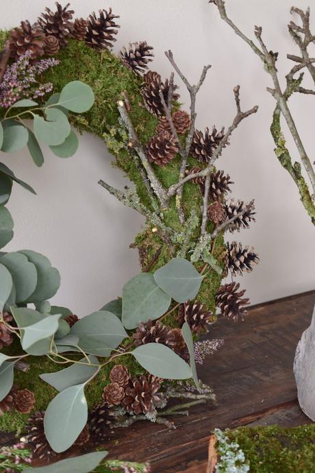 Kranz binden aus Moos, Ästen, Eukalyptus, Zapfen, Heidekraut. DIY Winterkranz selbermachen natürlich dekorieren