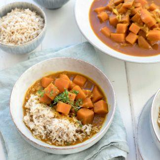 Rotes Curry mit Süßkartoffeln, Kokosmilch, Kurkuma & Limetten