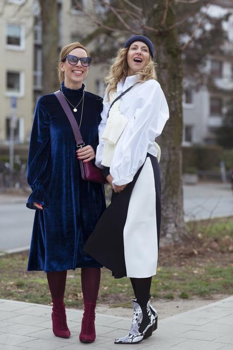 Eine winterliche und stylische Kombination: Accessoires in Bordeaux kombiniert mit dem  SoSUE Samtkleid Josephine