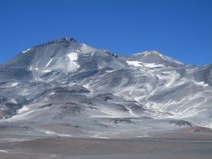 Der Vulkan Ojos del Salado (© sergejf, wikimedia.commons, Attribution-ShareAlike 2.0 Generic)