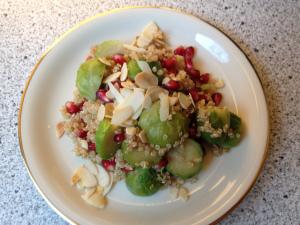 Quinoa-Salat mit Rosenkohl, Granatapfel und Mandeln