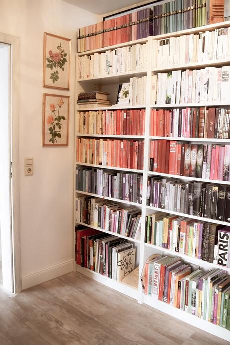 Bücherregale ordnen und schön dekorieren. Dekotipps Ordnung Bücher Regale Bibliothek 