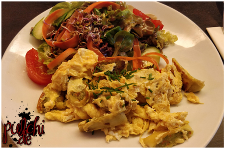 Gemüsemaultaschen in Rührei mit Salat