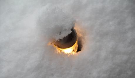 Foto: Ein Licht im Schnee