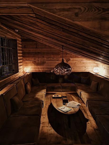 In dieser Lounge-Ecke kann man wunderbar quatschen, einen Wein trinken oder Gesellschaftsspiele spielen  Foto: Yasmin Abu Rashed