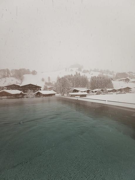 Der Infinity-Pool im Schneegestöber  Foto: Yasmin Abu Rashed