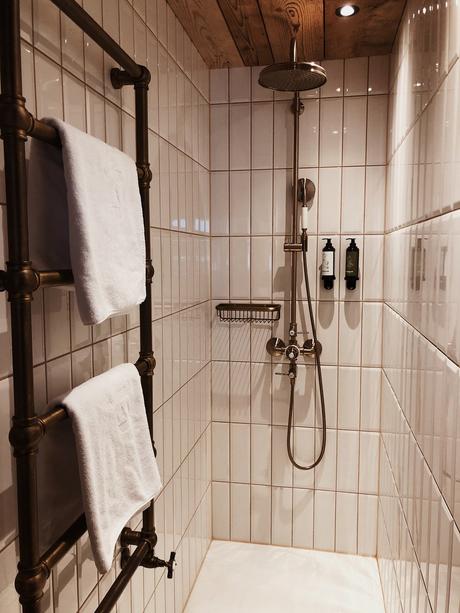 Die kleine Duschnische im schicken Retro-Design  Foto: Yasmin Abu Rashed