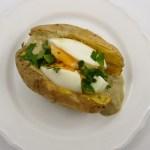 Ofenkartoffel mit Ei und Tonnato-Sauce