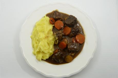 Geschmortes Rindfleisch mit Biersauce und Johannisbeersirup