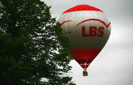 Foto: Heißluftballon im Tiefflug