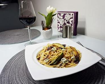 Spaghetti mit gebratener Avocado, Schimmelkäse und Radicchio