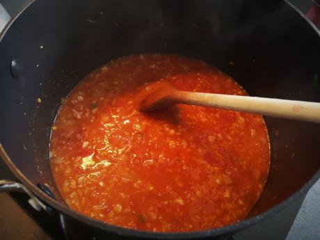 Vegane, mexikanische Tomaten-Schwarze Bohnensuppe und einmal Küche ausmalen.