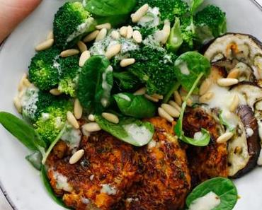POWER BOWL OF HAPPINESS! Süßkartoffel-Taler mit Brokkoli-Spinat-Salat, gerösteten Auberginen und Tahinidressing