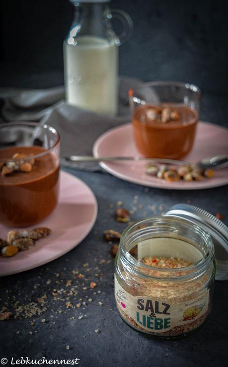 Dunkle Schokoladenmouse mit Salzmandeln – Mit Salz & Liebe zum Löffeln [Anzeige]