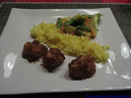 Curry-Erdnuss-Pfanne mit gebratenen Putenbrustwürfeln und Kurkuma-Basmati-Reis