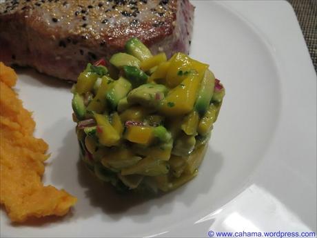 Thunfischsteak mit Mango-Avocado-Salat und Orangen-Trüffelöl