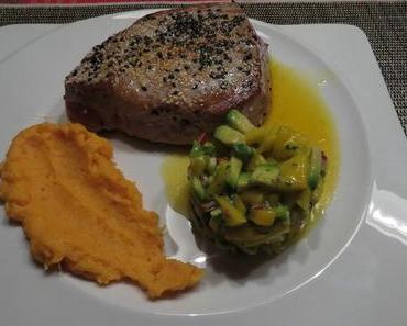Thunfischsteak mit Mango-Avocado-Salat und Orangen-Trüffelöl