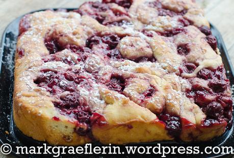 Rot und süß wie die Liebe – Sauerkirsch-Schnecken Kuchen (Quark-Öl-Teig) #HappyValentine