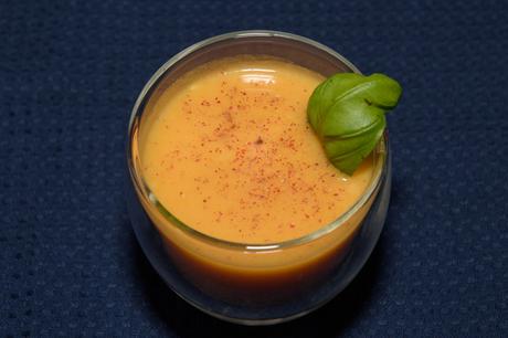 Kalte Tomatensuppe mit Honig und Basilikum (vegetarisch)
