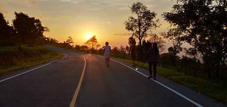 sonnenuntergang-isaan-nationalpark-roadtrip-thailand-nordosten