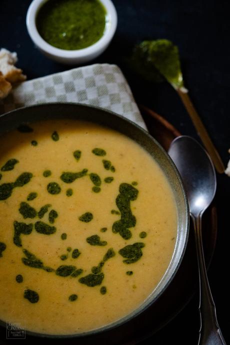 Kartoffel-Karotten-Suppe mit Rapsöl-Rauke-Pesto