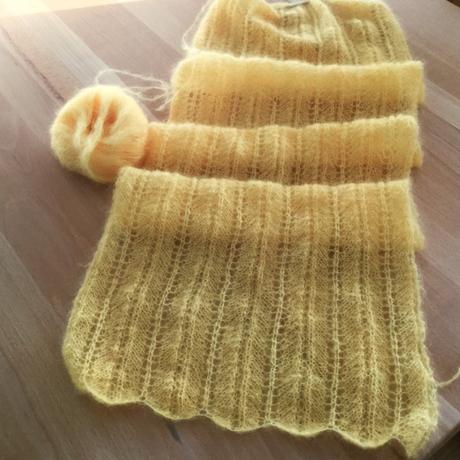 Sonnengelb und wärmend – oder – Schal aus Mohair-Seiden-Garn