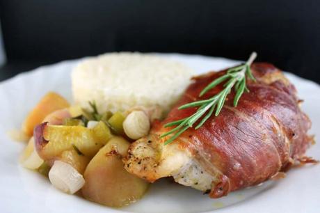Hähnchenfilets mit Parmaschinken, Rosmarin und Pfirsich