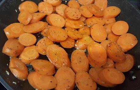 Kreuzkümmel-Karotten, Sesam-Erbsen und Chinoa