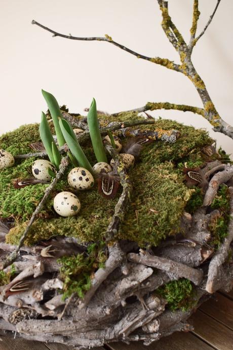 Frühlingsdeko basteln mit Moos, Wachteleier und Holzkranz. Deko Frühling einfach selber machen DIY Ostern Osterdeko Naturdeko