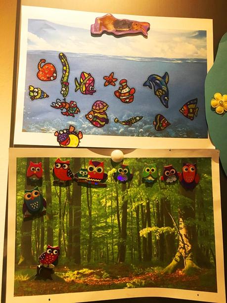Sticker aufkleben auf Montessori-Art