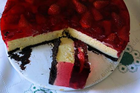 Ein Käsekuchen mit 3 Schichten ergibt einen Oreo-Strawberry-Cheesecake #Rezept #Amerikanisch #Wackelpudding