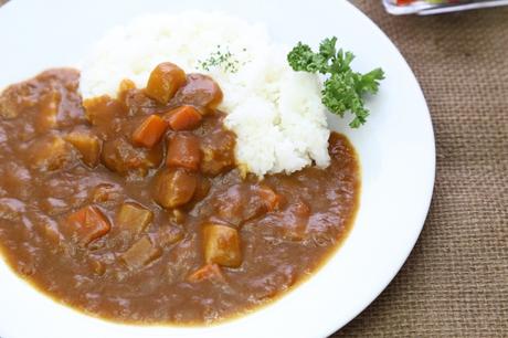 Ein typisch japanisches Curry wird mit dem Löffel gegessen.