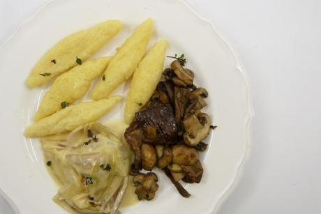 Kartoffelnudeln mit Schmorschalotten und gebratenen Pilzen