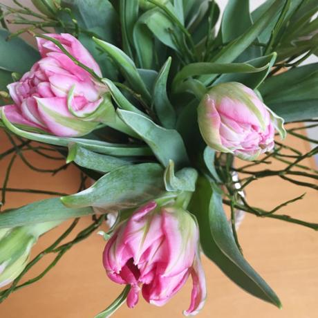 Friday-Flowerday – oder – Rosa Blumen in der Vase und auf Keramik