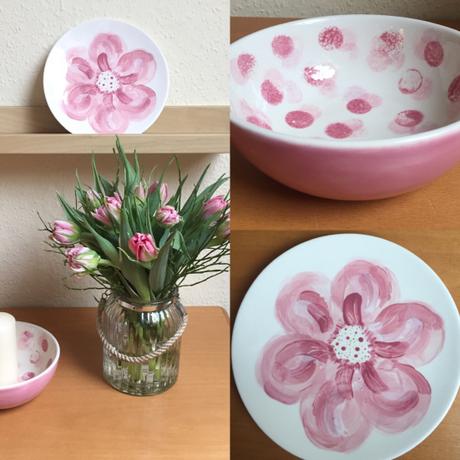 Friday-Flowerday – oder – Rosa Blumen in der Vase und auf Keramik