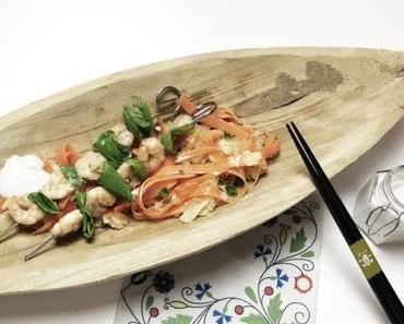 Garnelen-Basilikum-Spiesse auf Karotten-Birnen-Salat