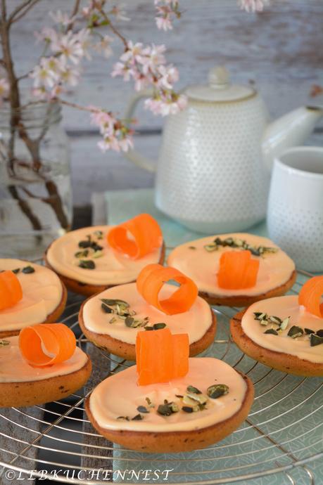 Karottenkuchen-Amerikaner mit Käsekuchenglasur – Frühlingserwachen