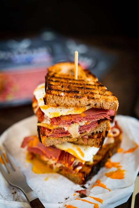 Pastrami-Sandwich mit Krautsalat und Spiegelei