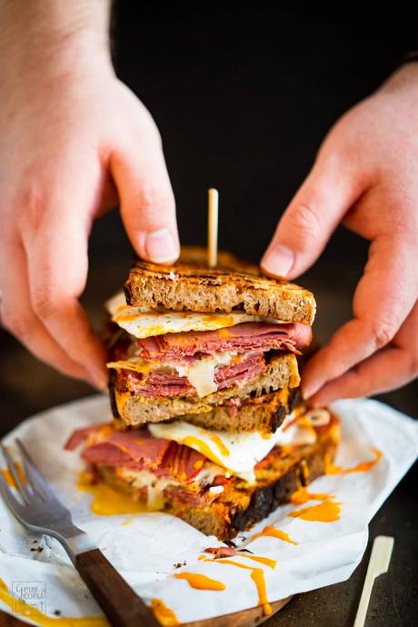 Pastrami-Sandwich mit Krautsalat und Spiegelei