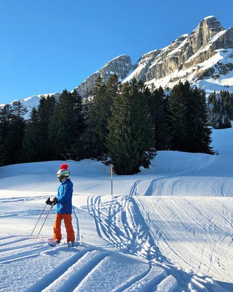 Fast so gut: Mamma fährt Skirennen