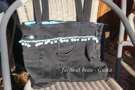 Tasche Jeans mit blauen Pompoms