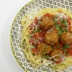 Kichererbsen-Walnuss-Bällchen mit Spaghetti und Tomatensauce