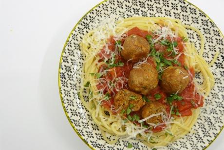 Kichererbsen-Walnuss-Bällchen mit Spaghetti und Tomatensauce