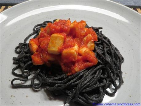 Chitarra nera mit Tintenfisch in pikanter Tomatensauce